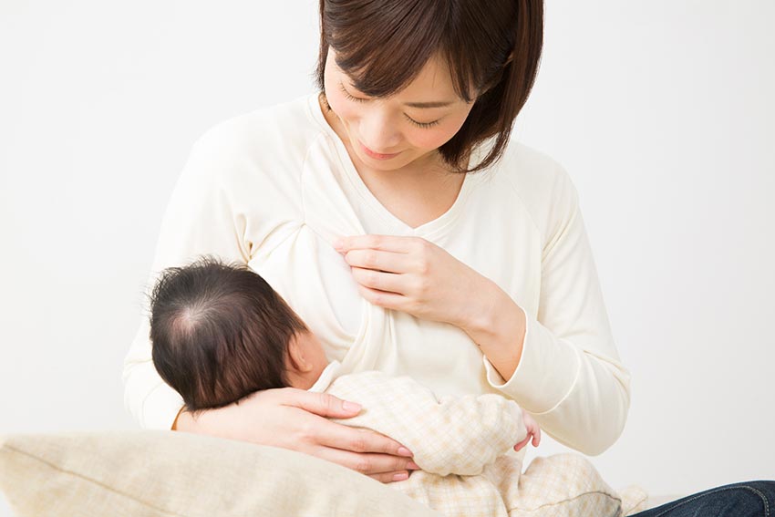 授乳中のママと赤ちゃん