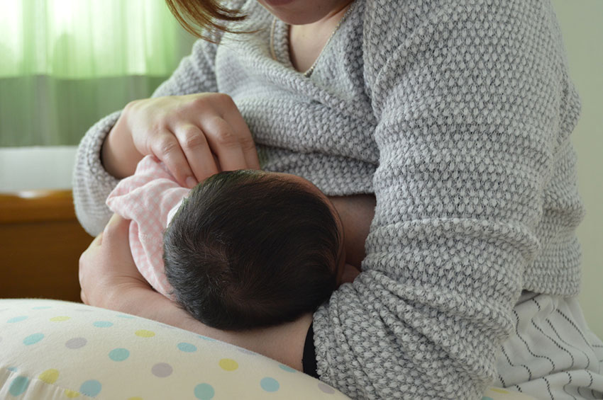 新生児の母乳育児 おすすめの授乳姿勢 注意点 回数 足りているサインは 助産師解説 ぼにゅ育