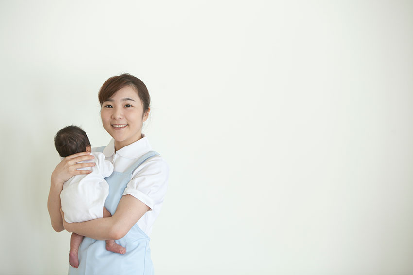 助産師さんと赤ちゃん