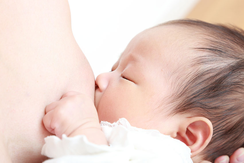 正しい授乳姿勢でトラブル防止 ママと赤ちゃんの状況別おすすめ授乳姿勢 助産師解説 ぼにゅ育
