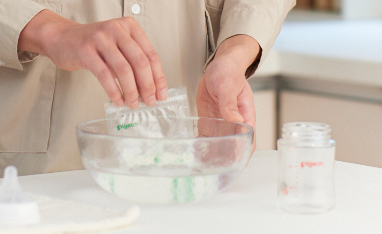 授乳の準備をするパパ