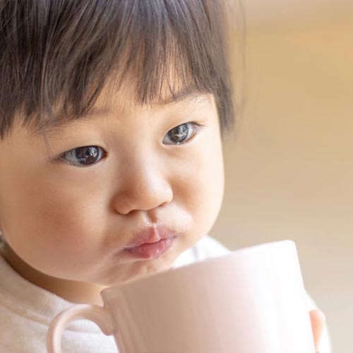 赤ちゃんのコップ飲み・ストロー飲みの練習は？