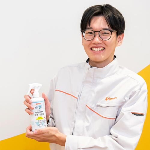 動き回る子どもにも片手でシュッ！！ ピジョンのパパママ社員大絶賛の『うるおいミスト乳液』で入浴後の保湿を時短＆ラクに