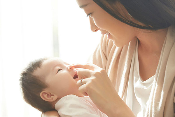 赤ちゃんはいつから飛行機に乗せられる？乗せるときの注意を小児科医が解説！