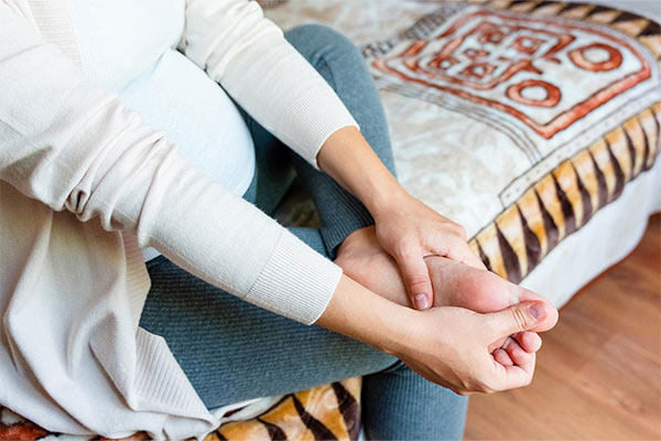 妊娠中のむくみがつらい…原因＆今すぐできる解消法を助産師が解説