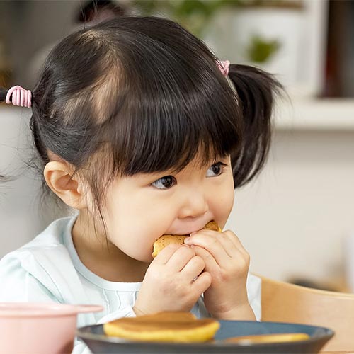 赤ちゃんのおやつはいつから？月齢別の量・選び方と簡単レシピ3選