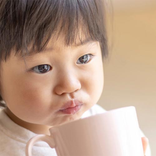 赤ちゃんのコップ飲み・ストロー飲みの練習は？
