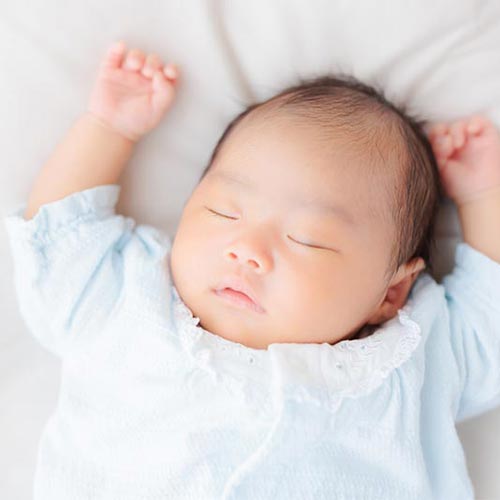 『授乳と赤ちゃんの眠り・目覚め』の関係は？バランスのとり方、睡眠リズムや環境の整え方を助産師が解説