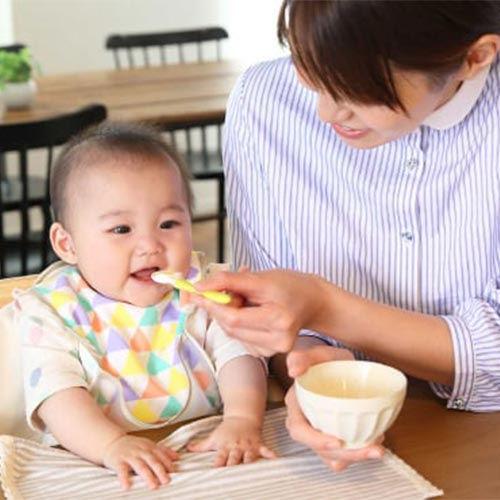 離乳食はいつから？｜初期〜完了期までの進め方と時期別のポイント