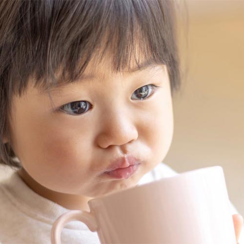 赤ちゃんのコップ飲み・ストロー飲みの練習は？