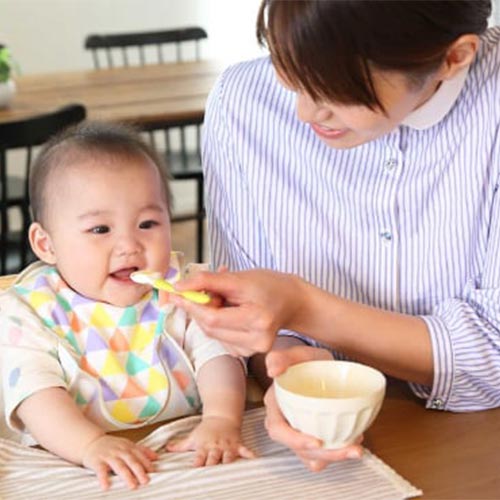 離乳食はいつから？初期〜完了期までの進め方と時期別のポイント