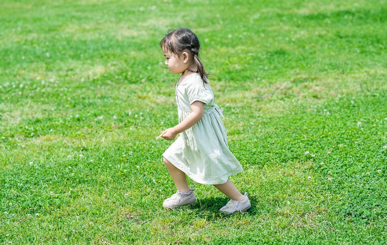 公園を歩くお子様