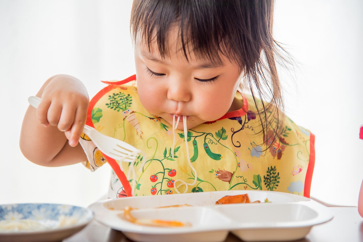 食事をするお子様