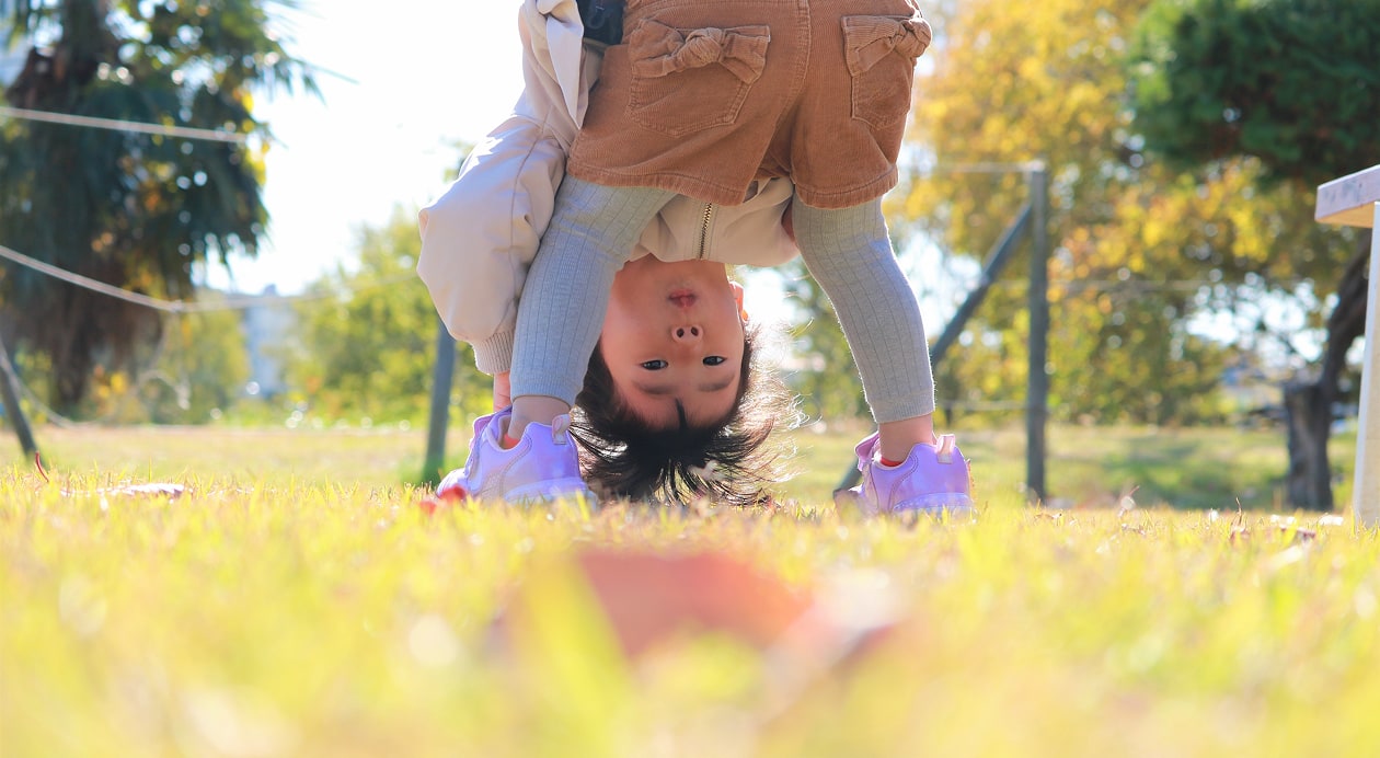公園で遊ぶお子様