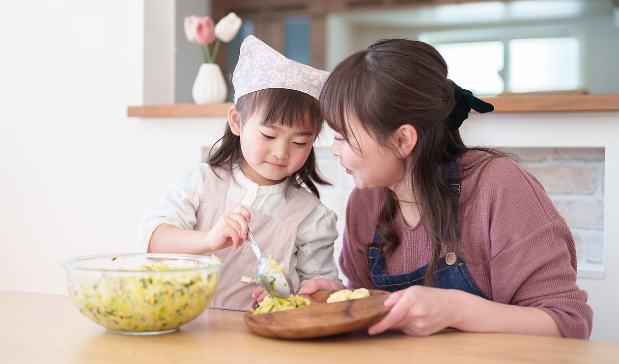食事をするお子様