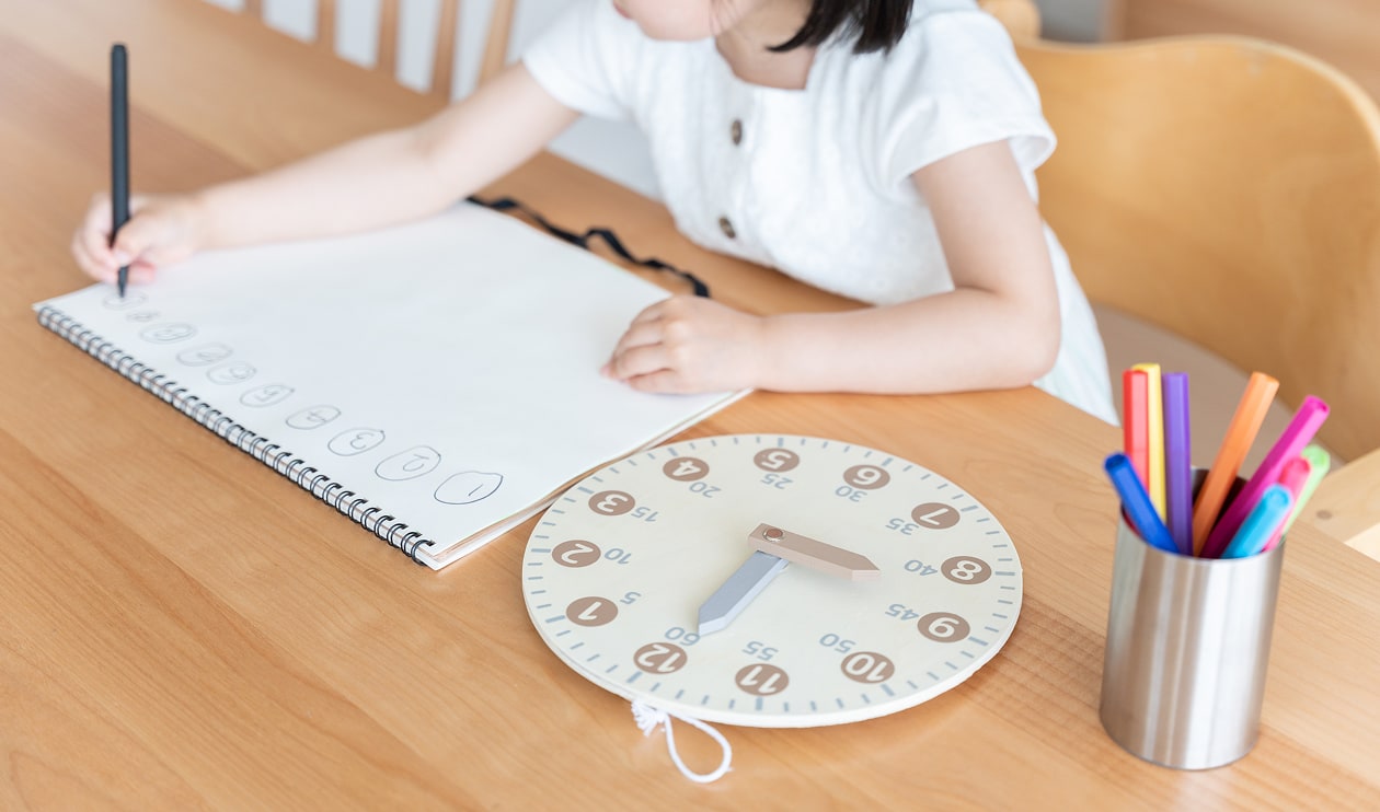 時計を勉強するお子様