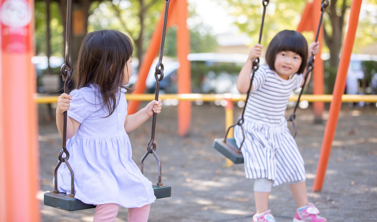ブランコで遊ぶお子様