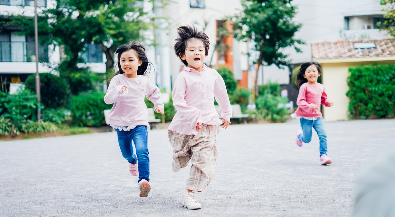 お友達と遊ぶお子様