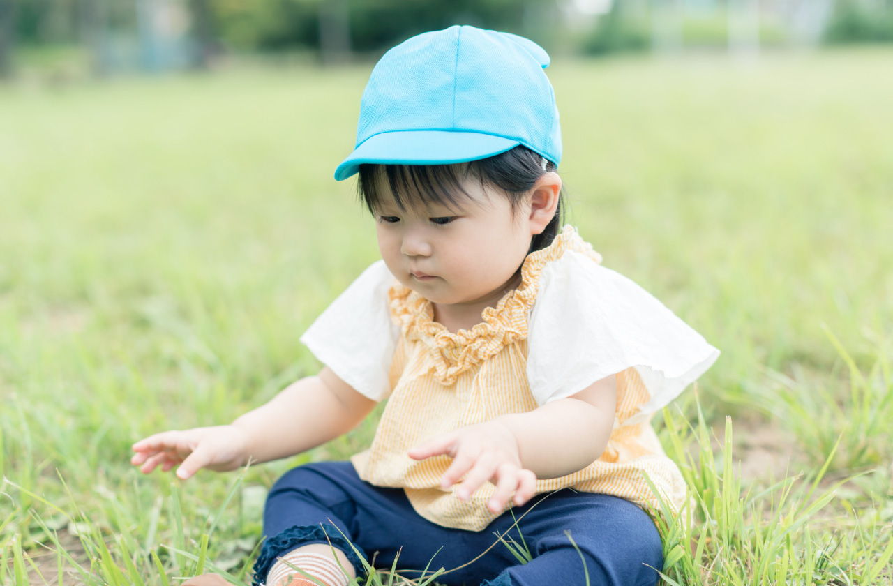 お外で遊んでいる赤ちゃん
