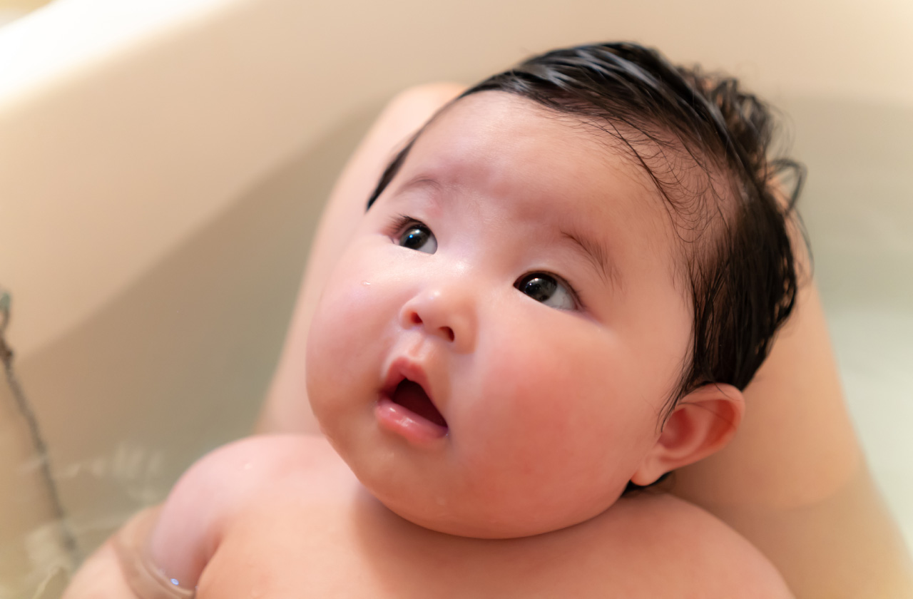 お風呂に入る赤ちゃん