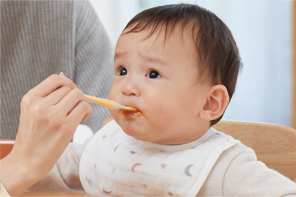 離乳食を食べる赤ちゃん