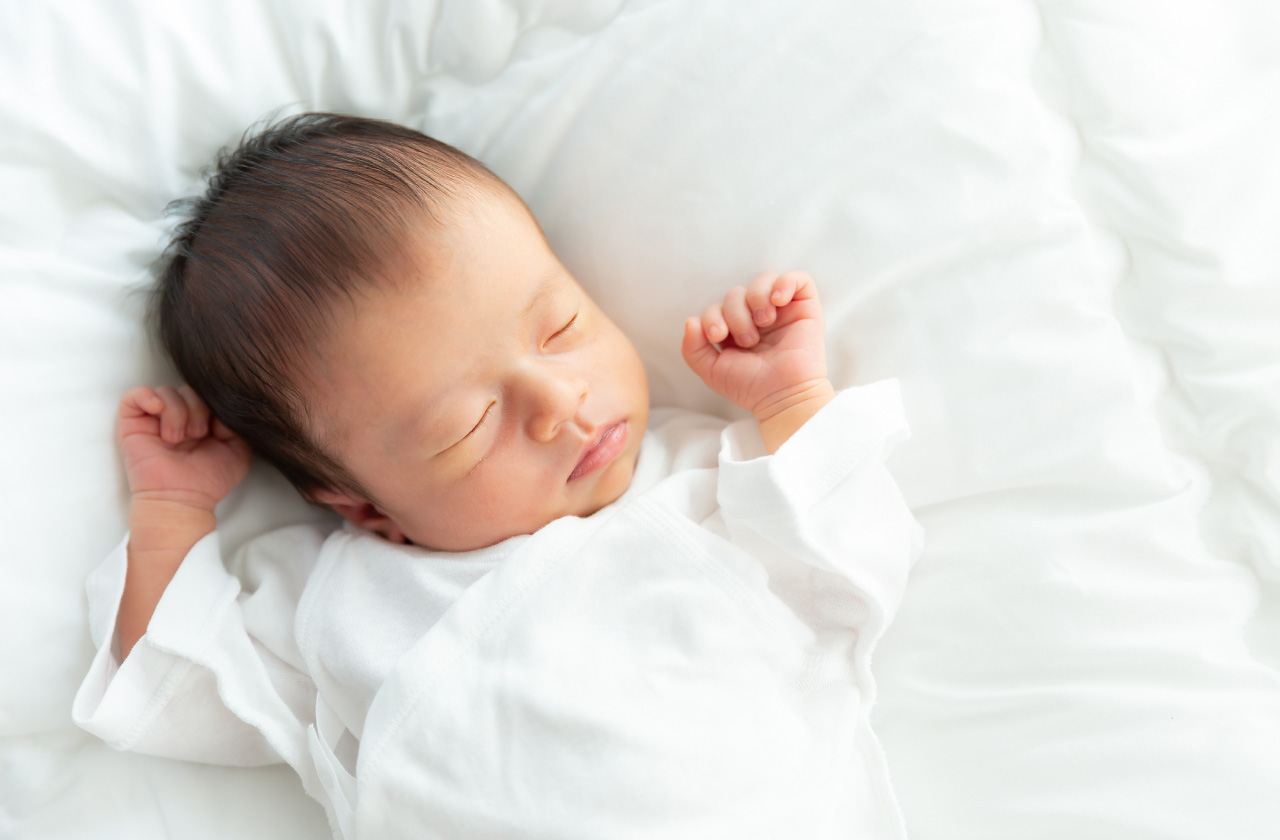 部屋でくつろぐ赤ちゃんとママ