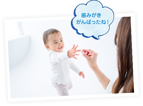 タブレットをもらって喜んでいる赤ちゃん