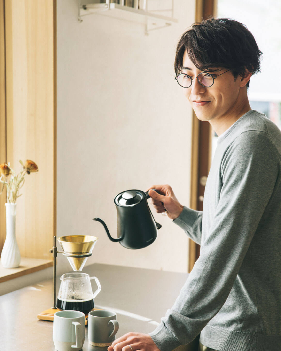 挽きたてのコーヒーと - かわいい顔をながめつつ。挽きたての⼀杯、いい⼀⽇のはじまり。