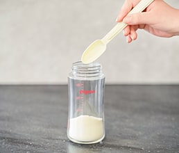 調乳に使用可能なお水と粉ミルクを準備する様子