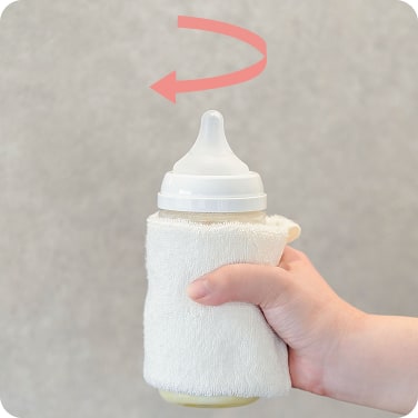 哺乳びんを取り出して振り混ぜる様子
