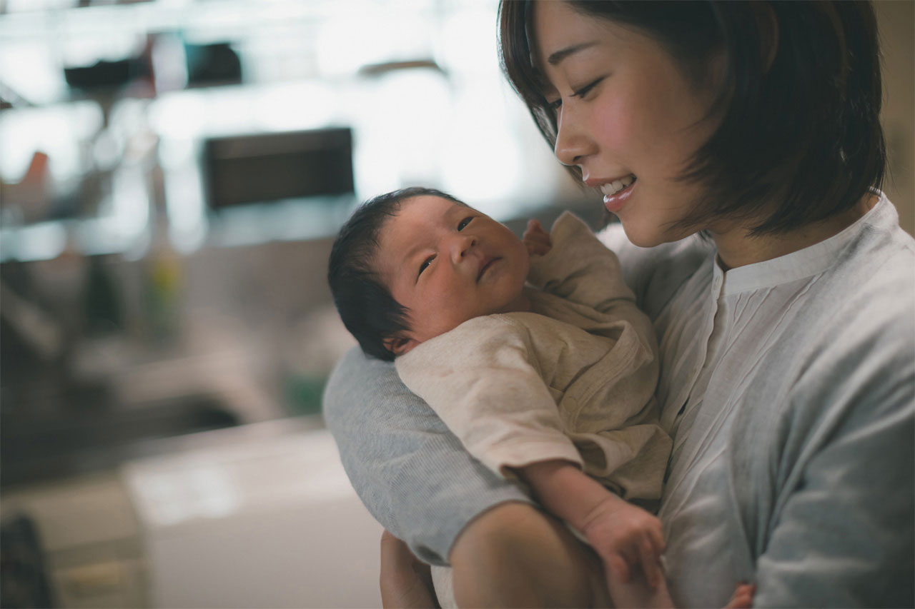 お母さんが赤ちゃんを抱っこしている様子