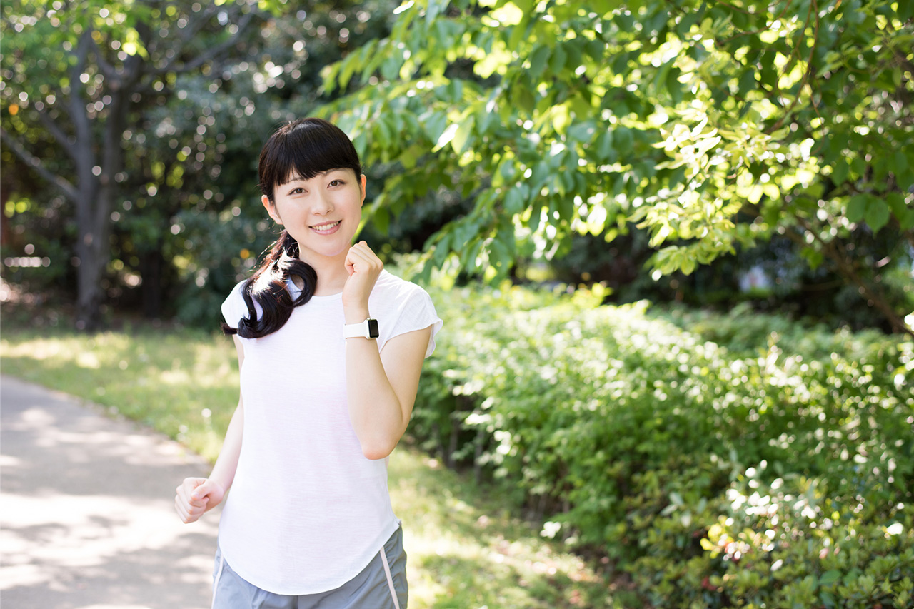 ウォーキングしている女性