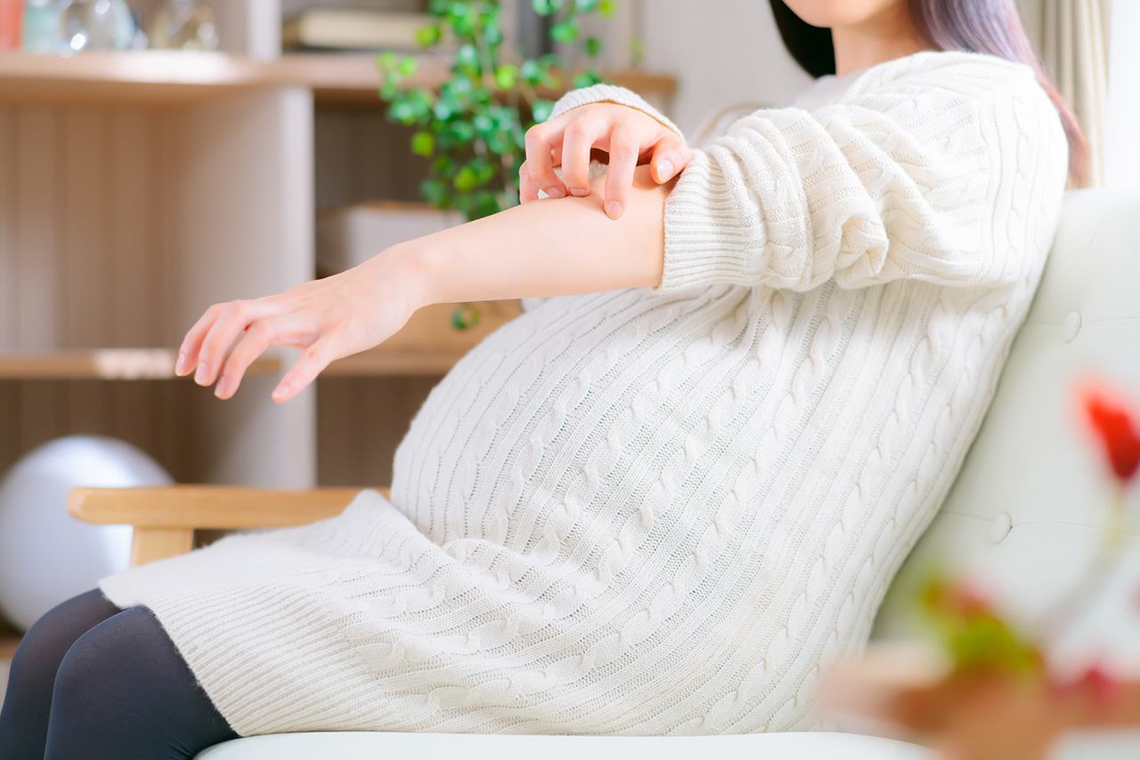 腕をかく妊婦さん