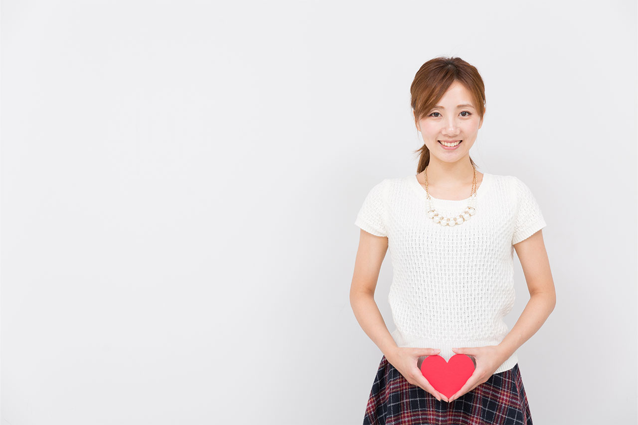 ハートの飾りを持つ女性
