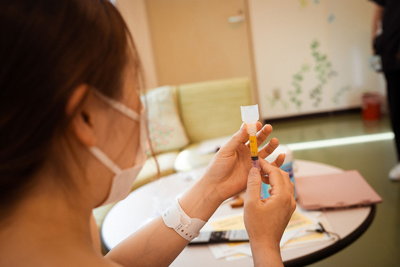 対応中の助産師さんの手元