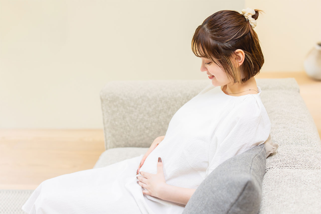 おなかに手をあてる妊婦さん