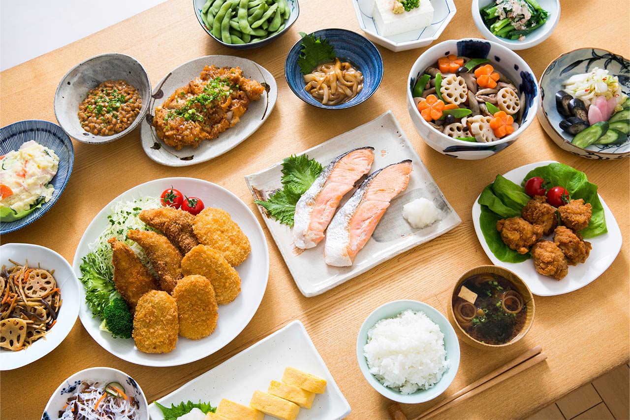 食卓の上のたくさんの料理