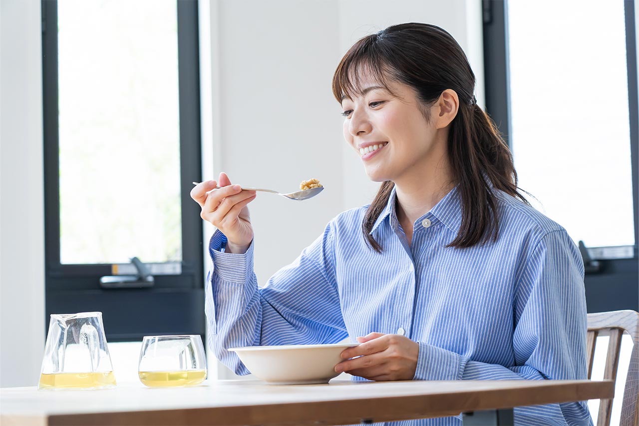 食事中の女性