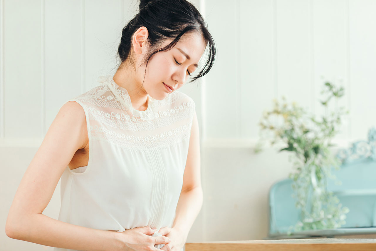 お腹をおさえる妊婦さん