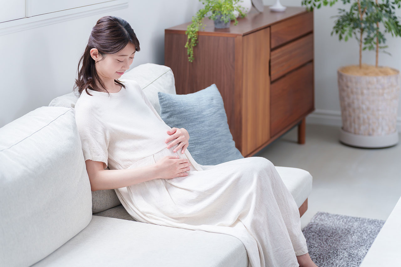 ソファに座っている妊婦さん