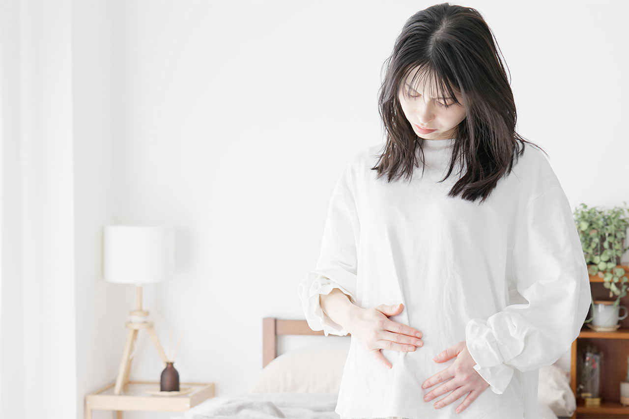 白い洋服を着た妊婦さん