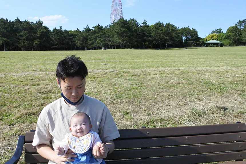 赤ちゃんとパパ公園スナップ写真