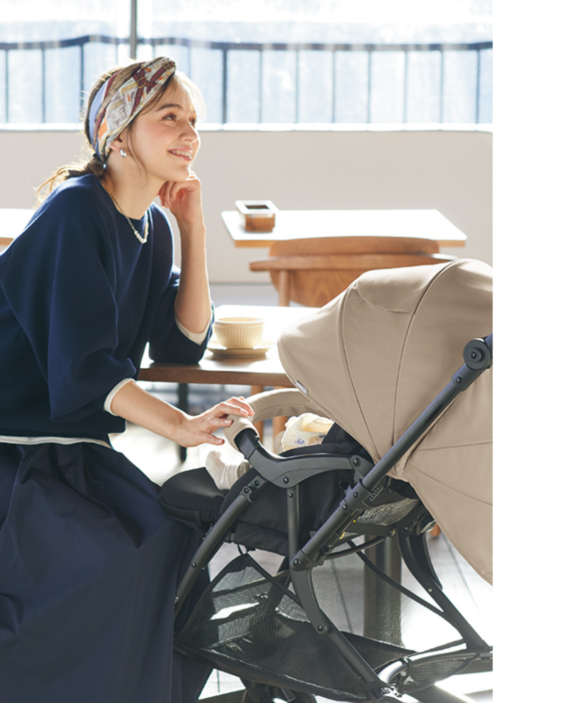 カフェでくつろいでいるママの写真