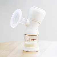 様々な母乳育児をアシストしてくれる「さく乳器 母乳アシスト」。                     